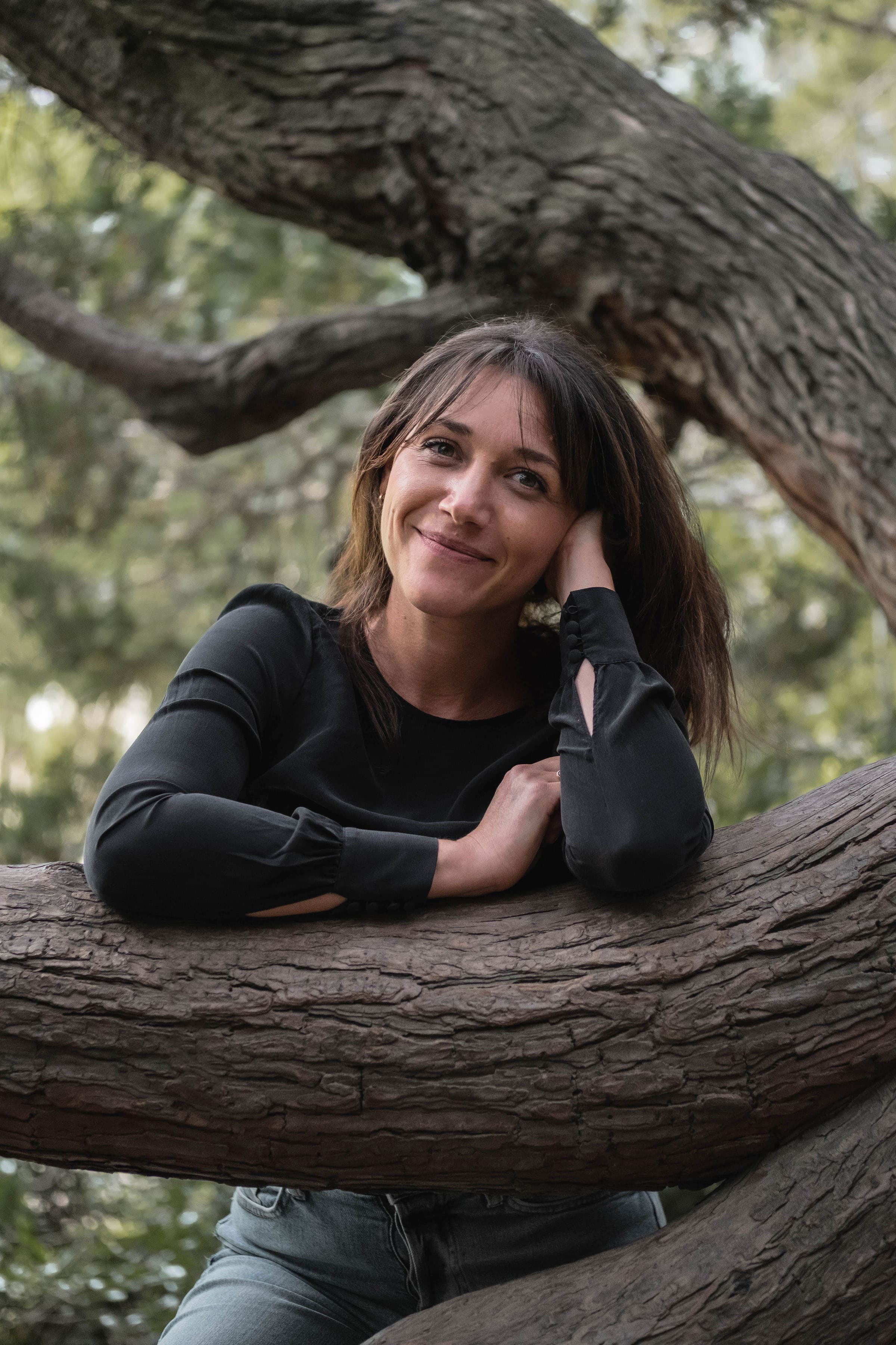 portrait émilie 4:5 · lumière de fenêtre · vêtements neutres chauds