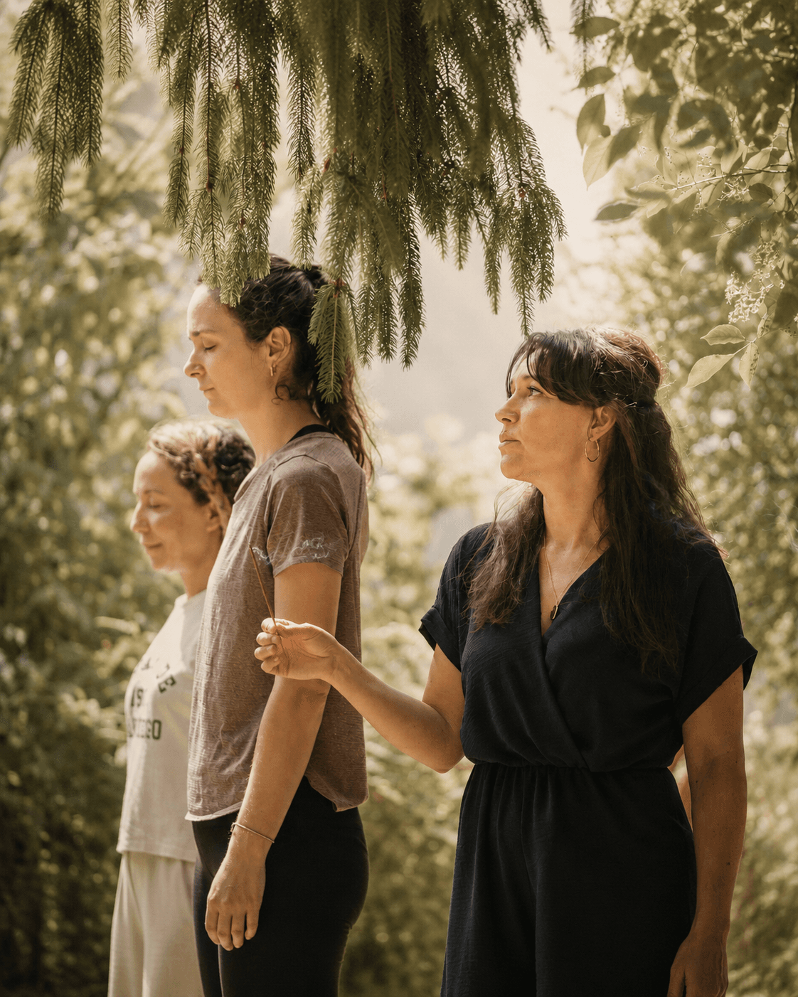 maya guide un groupe dans la nature