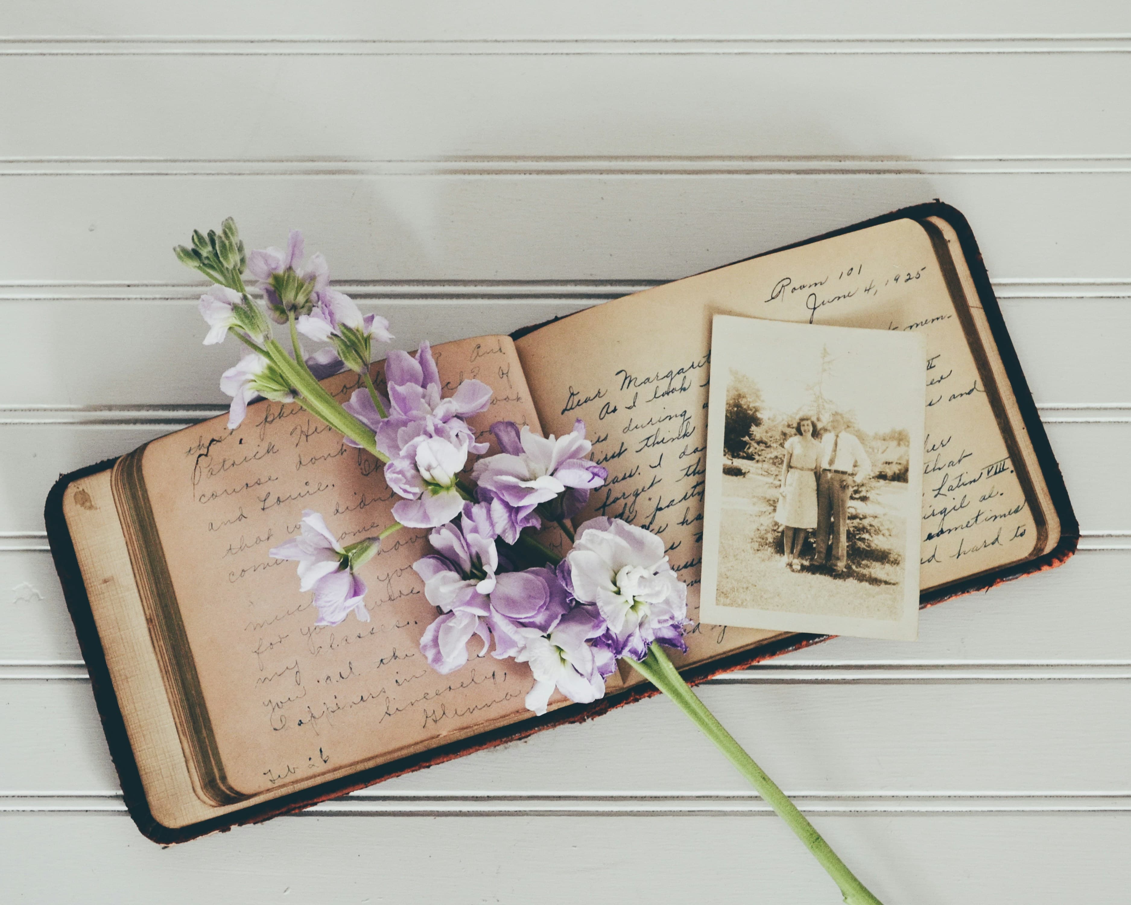 livre, photo et fleur