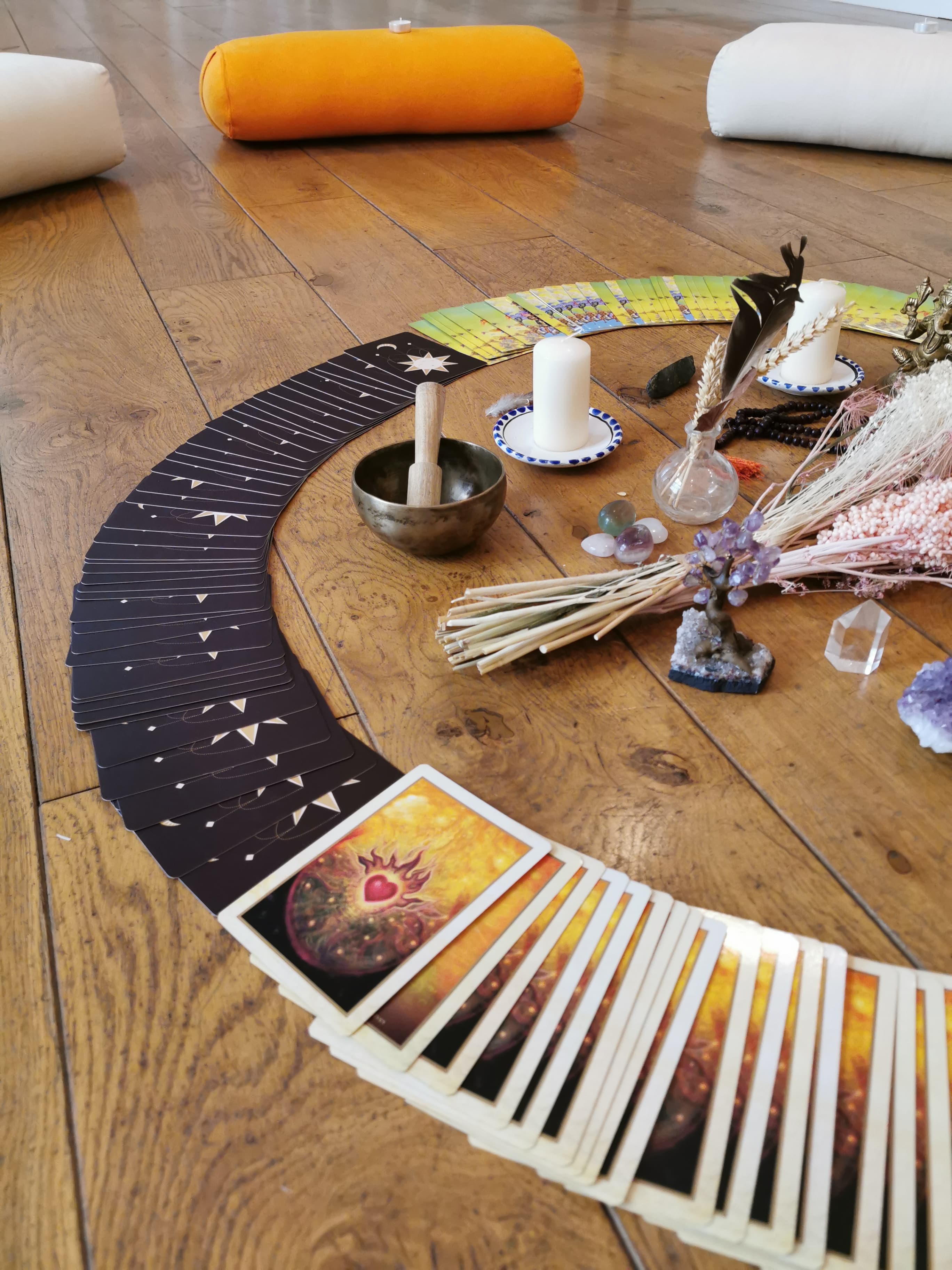cercle de femmes, oracles, bougies, pierres, fleurs