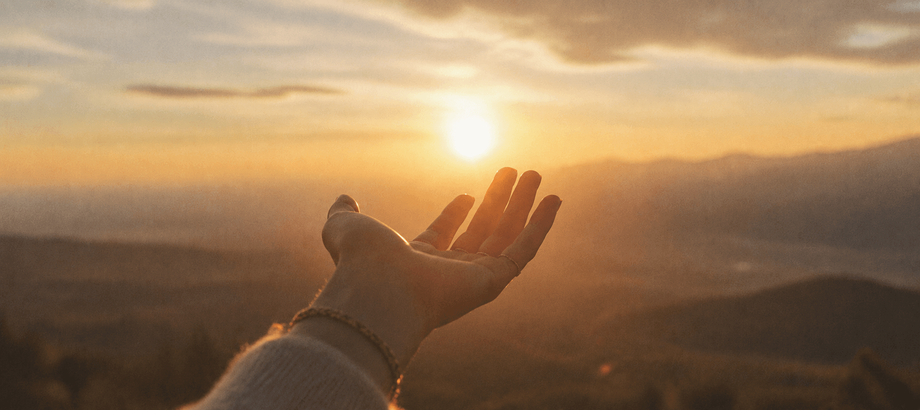 photo 16:7 · full bleed · soft light, hands or horizon
