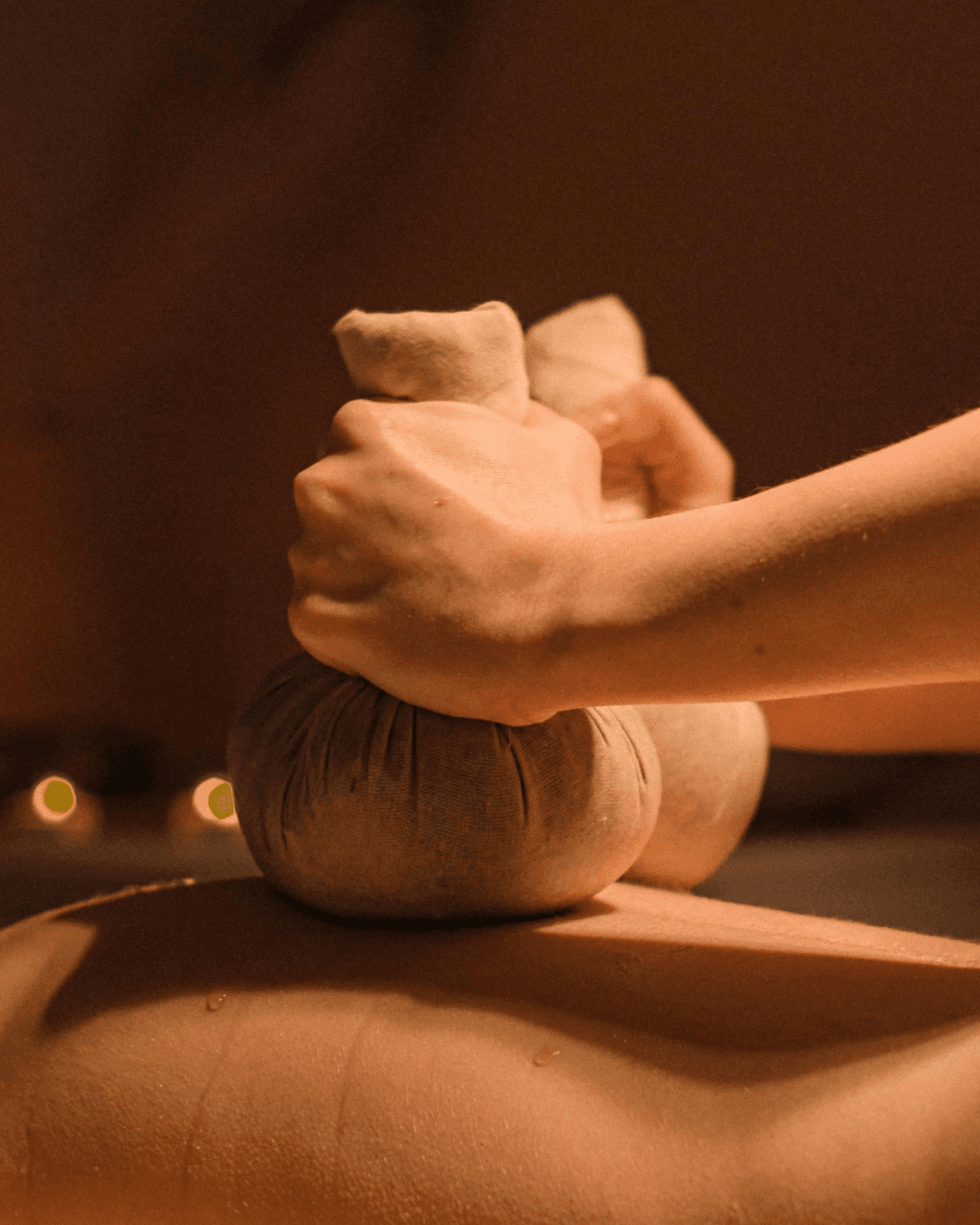 huile pour massage ayurvédique dans tissus
